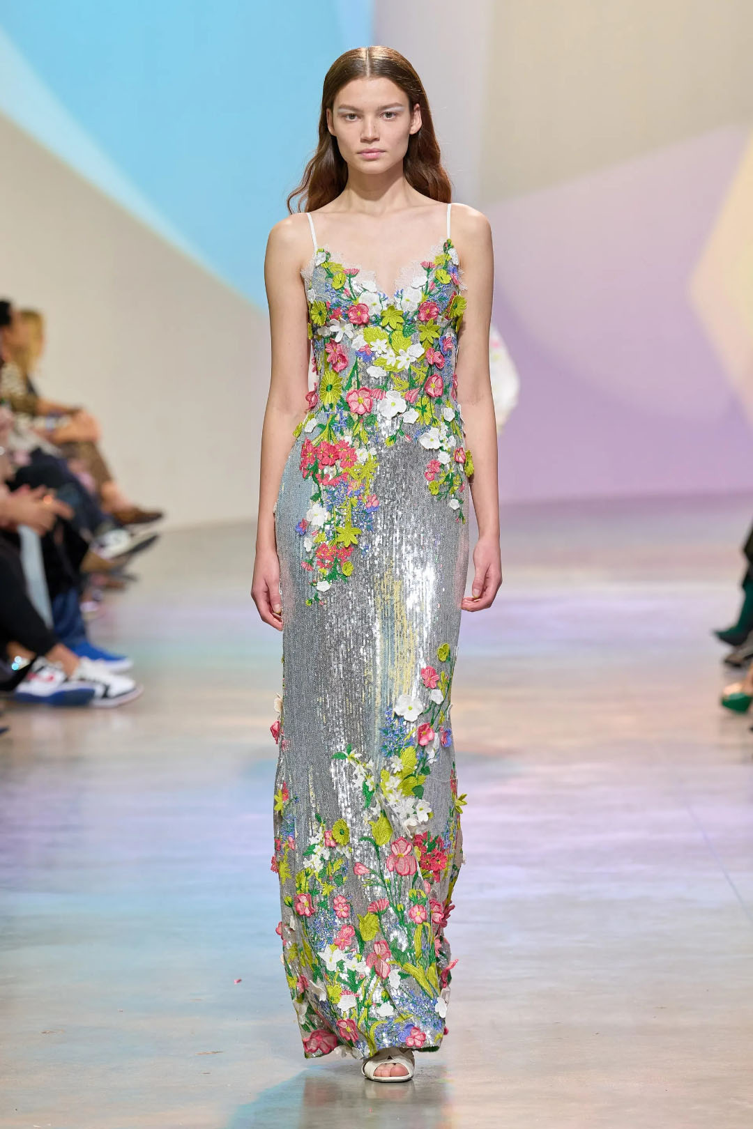 Elie Saab vestido de lentejuelas plateadas con incrustaciones florales